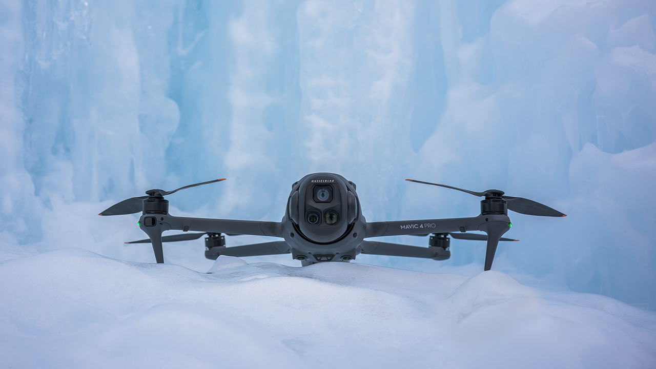 DJI Mavic 4 Pro kini tersedia di Erajaya Group. Hadir dengan 3 kamera, sensor 100MP, gimbal 360°, dan waktu terbang hingga 51 menit. Mulai Rp33 juta.
