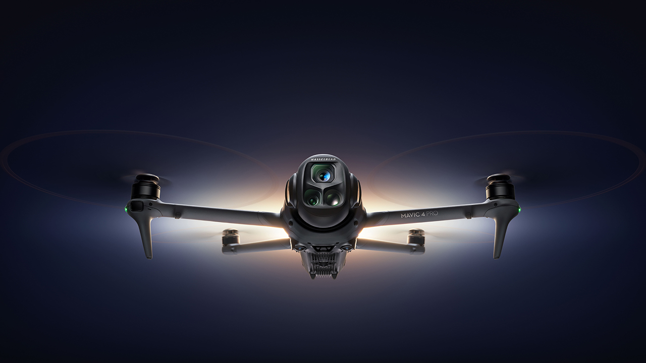 DJI Mavic 4 Pro kini tersedia di Erajaya Group. Hadir dengan 3 kamera, sensor 100MP, gimbal 360°, dan waktu terbang hingga 51 menit. Mulai Rp33 juta.