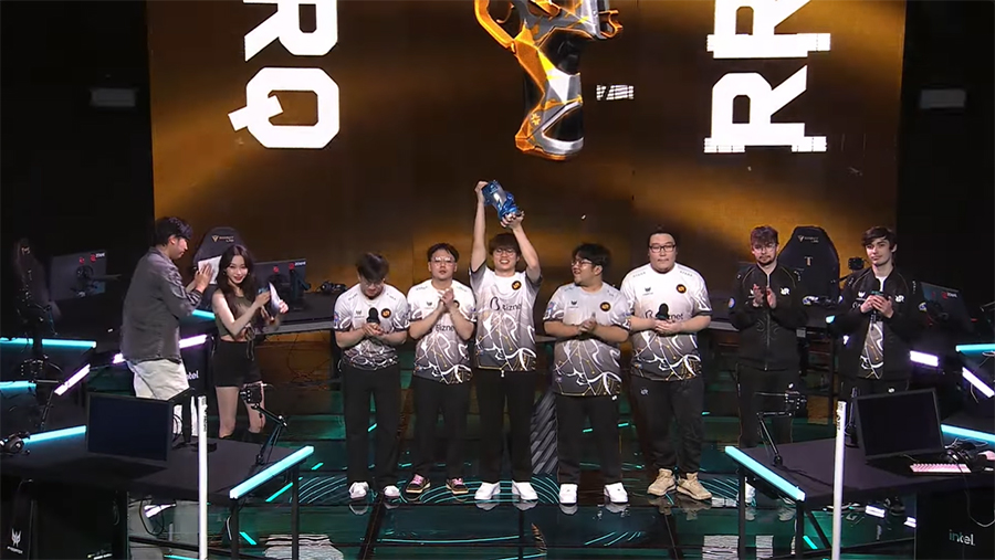 RRQ juara VCT Pacific 2025 setelah kalahkan Gen.G 3-1. Lolos ke Masters Toronto & Esports World Cup. Trio Indonesia tampil gemilang!