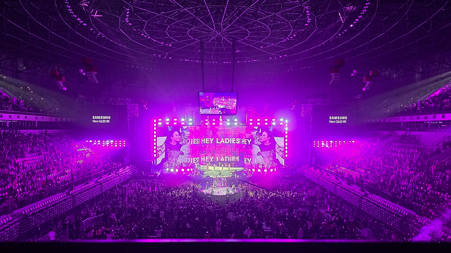Rasakan kembali konser Rossa - Here I Am dengan Samsung Vision AI TV. Gambar tajam, suara imersif, dan pengalaman konser di rumah yang nyata.