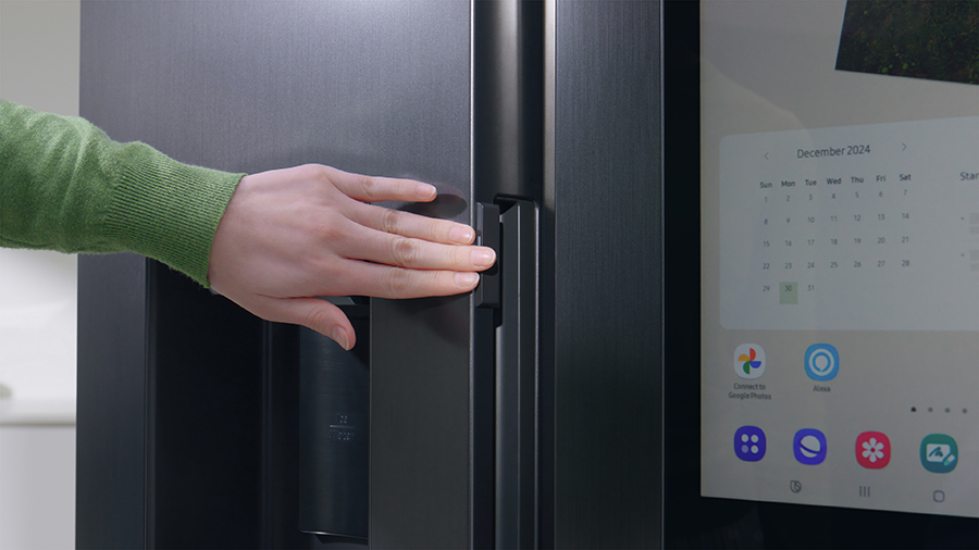 Samsung Bespoke AI hadirkan rumah sehat dan bersih untuk pemilik hewan peliharaan lewat teknologi vacuum Jet™ Lite dan kulkas pintar Family Hub.