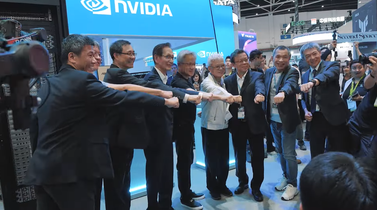 ASUS hadir di COMPUTEX 2025 dengan laptop Copilot+ PC, OMNI AI Assistant, dan ProArt AI untuk kreator. Semua didukung teknologi AI mutakhir.