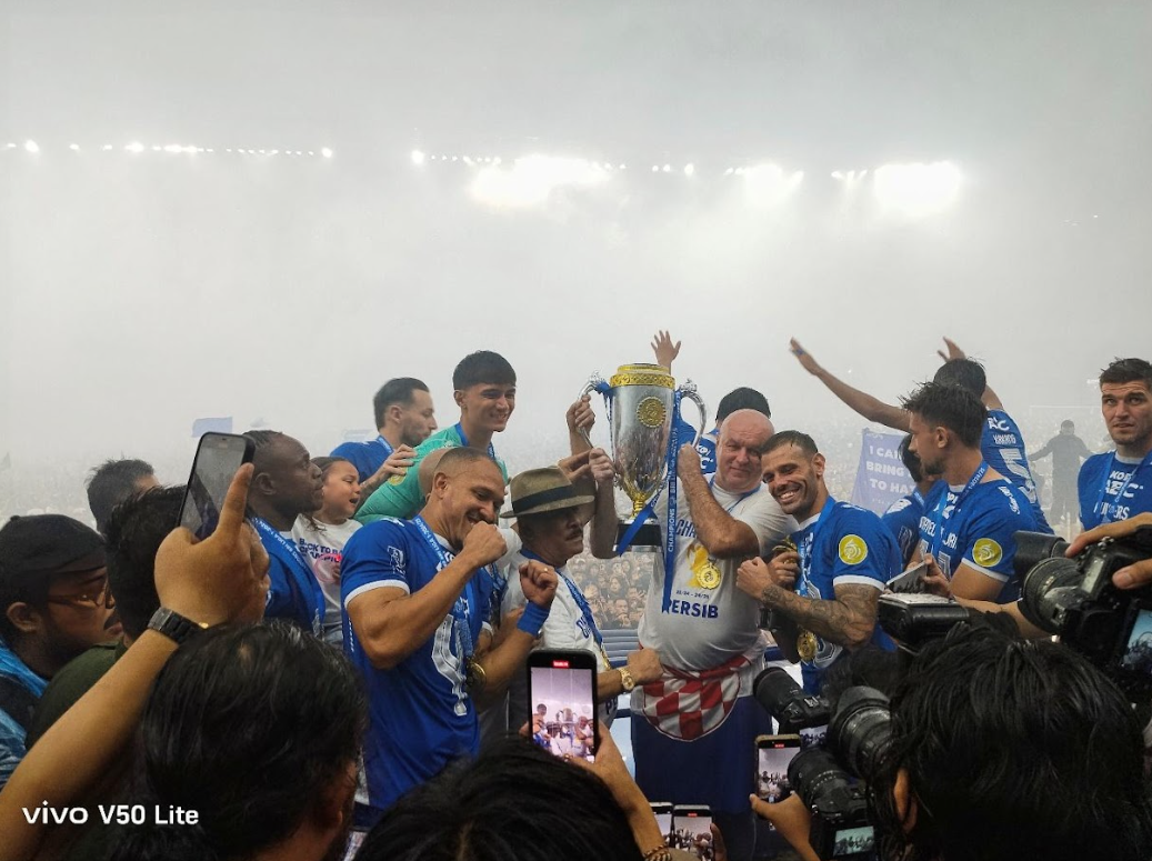 Dukung tim favoritmu tanpa batas! vivo V50 Lite hadir dengan baterai 6500mAh, layar P-OLED, dan fitur AI cerdas. Tangguh untuk nobar hingga tribun stadion.