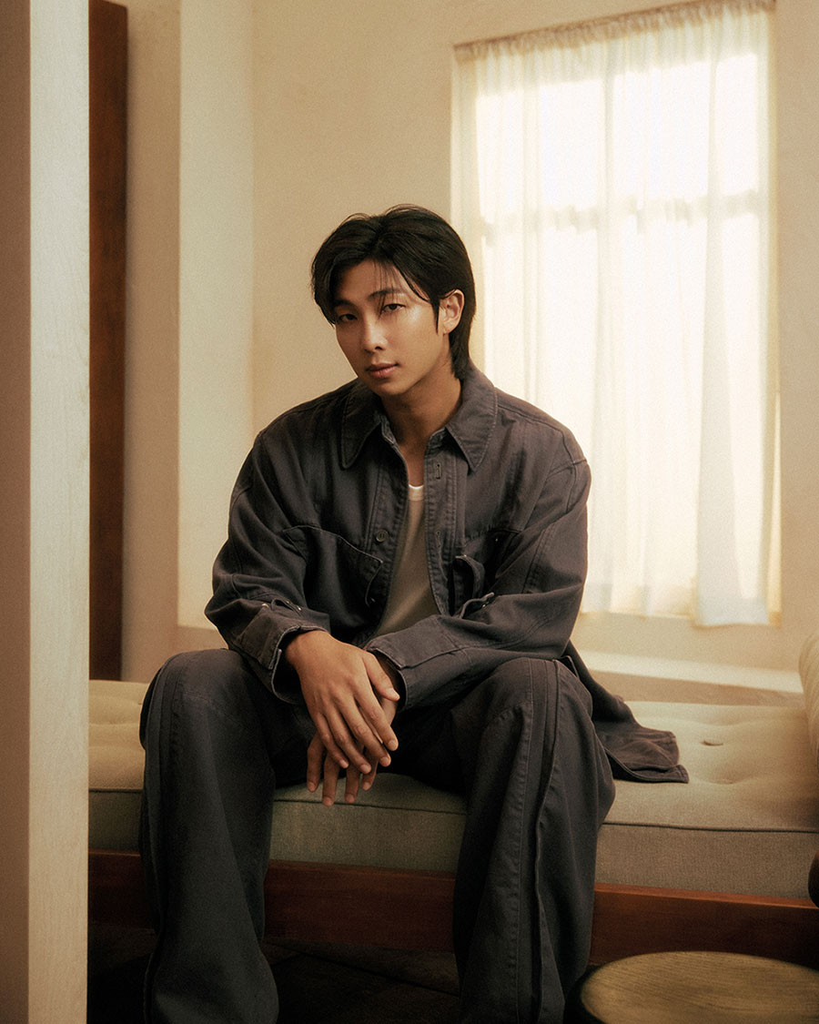 RM BTS resmi menjadi ambassador Samsung Art TV. Kolaborasi ini hadirkan seni lebih dekat melalui teknologi visual dan kurasi langsung dari RM.