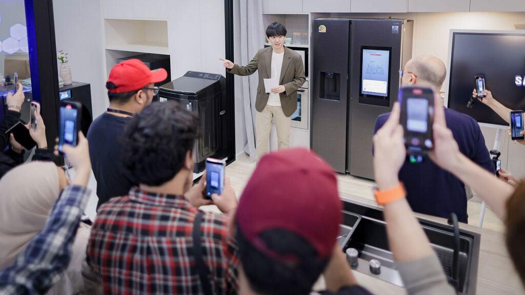 Samsung hadirkan inovasi AI Home, perangkat laundry cerdas, kulkas pintar, dan vacuum terbaru di Southeast Asia Tech Seminar 2025 di Bangkok.