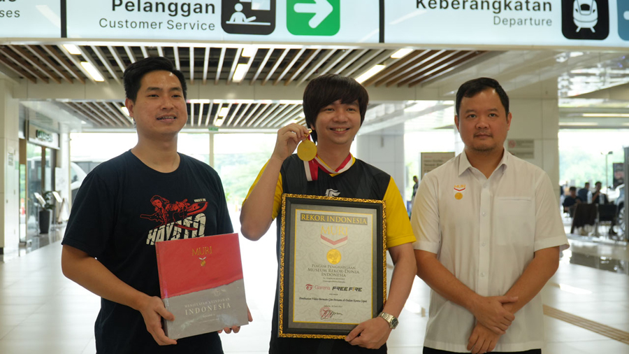 Windah dan Miawaug pecahkan rekor MURI lewat pertandingan Free Fire pertama di kereta cepat Whoosh dari Jakarta ke Bandung dengan kecepatan 350 km/jam.