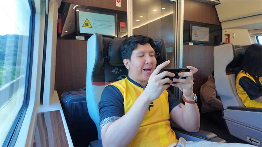 Windah dan Miawaug pecahkan rekor MURI lewat pertandingan Free Fire pertama di kereta cepat Whoosh dari Jakarta ke Bandung dengan kecepatan 350 km/jam.
