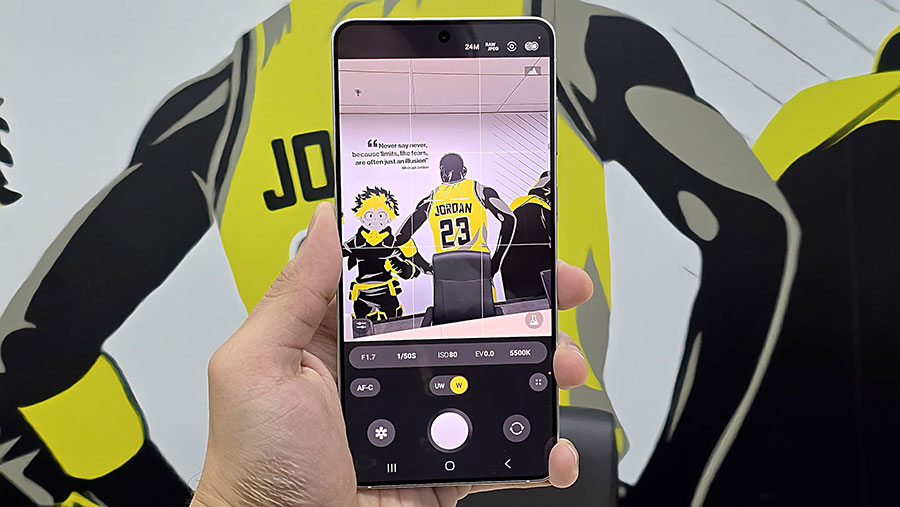 Galaxy S25 Edge hadir dengan kamera 200MP dan fitur Expert RAW untuk konten berkualitas tinggi. Desain ultra tipis, cocok untuk kreator masa kini.