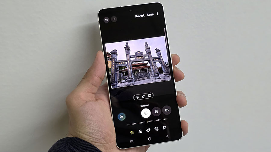 Galaxy S25 Edge hadir dengan kamera 200MP dan fitur Expert RAW untuk konten berkualitas tinggi. Desain ultra tipis, cocok untuk kreator masa kini.