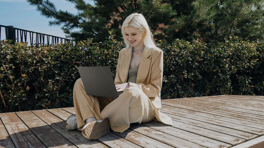 ASUS Zenbook S16 OLED hadir dengan Ryzen AI 9, layar OLED 3K, dan desain ceraluminum. Solusi premium untuk profesional dan kreator masa kini.
