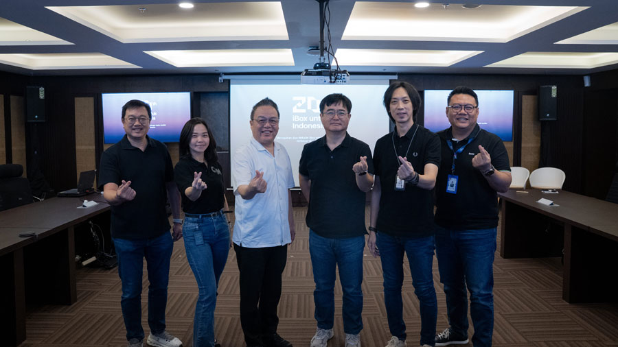 iBox merayakan 20 tahun perjalanan sebagai Apple Retail Resmi di Indonesia dengan logo baru, konser spesial, pameran, dan promo menarik sepanjang Agustus.