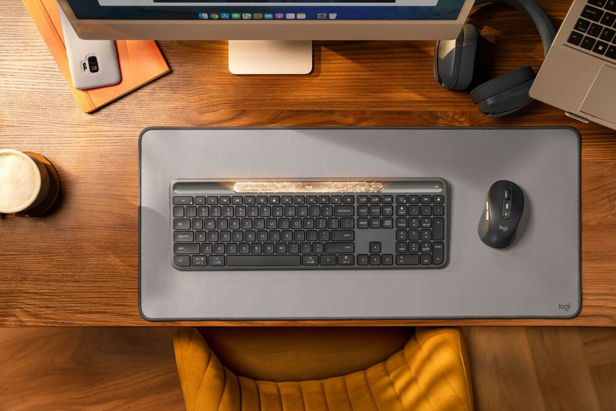 Keyboard Logitech Signature Slim Solar+ hadir dengan teknologi LightCharge, desain ramping, dan daya tahan hingga 4 bulan tanpa pengisian.