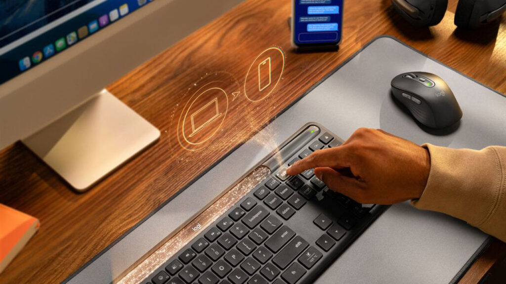 Keyboard Logitech Signature Slim Solar+ hadir dengan teknologi LightCharge, desain ramping, dan daya tahan hingga 4 bulan tanpa pengisian.