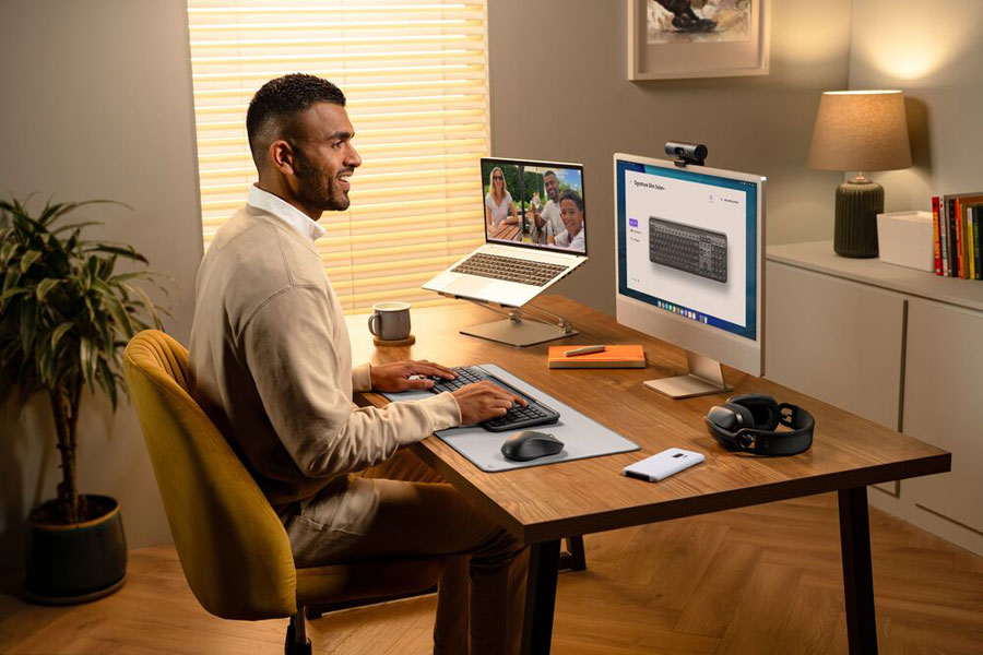 Keyboard Logitech Signature Slim Solar+ hadir dengan teknologi LightCharge, desain ramping, dan daya tahan hingga 4 bulan tanpa pengisian.