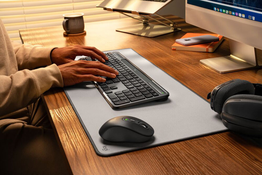 Keyboard Logitech Signature Slim Solar+ hadir dengan teknologi LightCharge, desain ramping, dan daya tahan hingga 4 bulan tanpa pengisian.