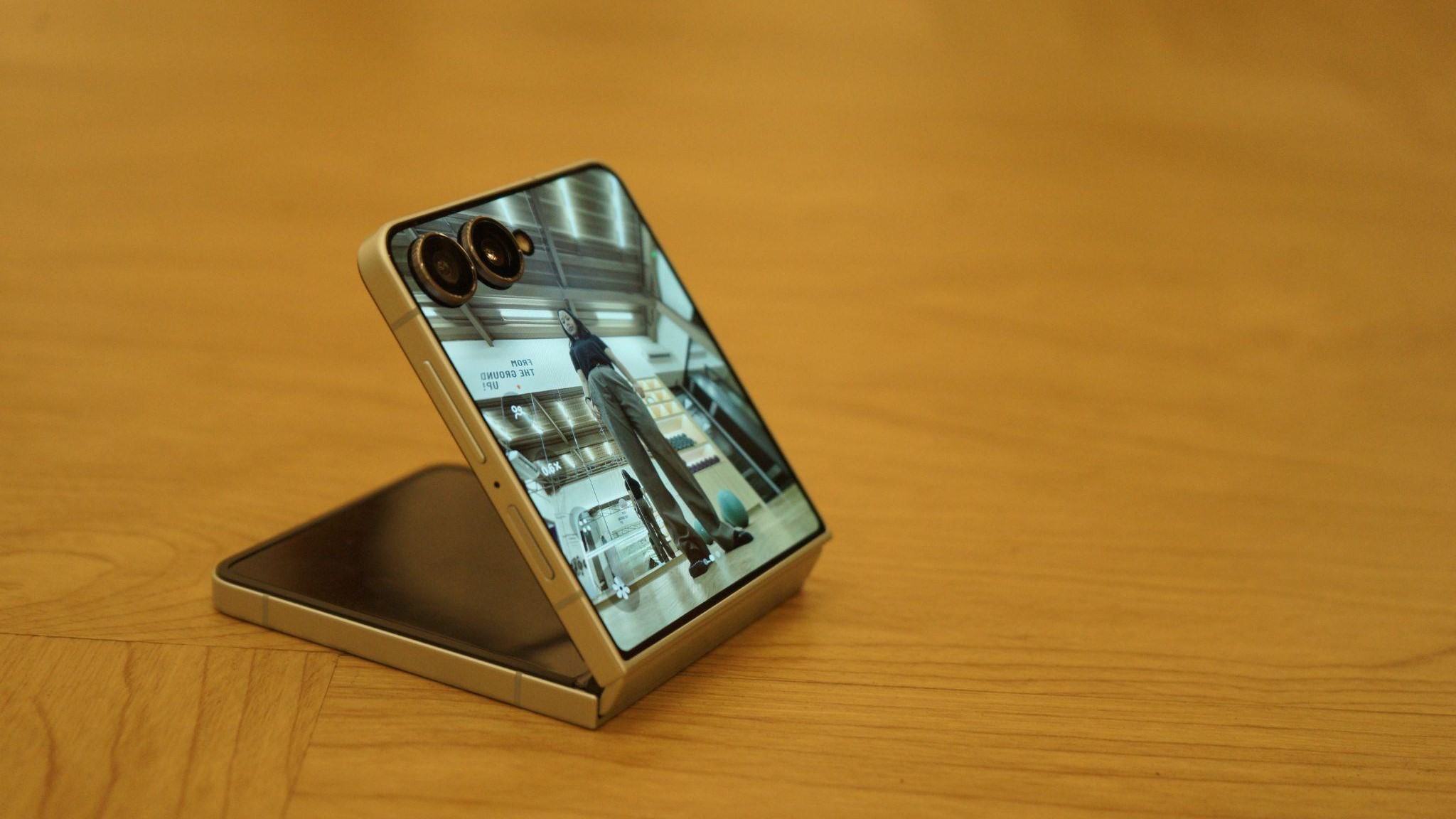 Galaxy Z Fold7 & Z Flip7 hadir dengan Google Gemini, kamera 200MP, FlexCam, dan Galaxy Watch8 untuk pengalaman traveling praktis dan seru.