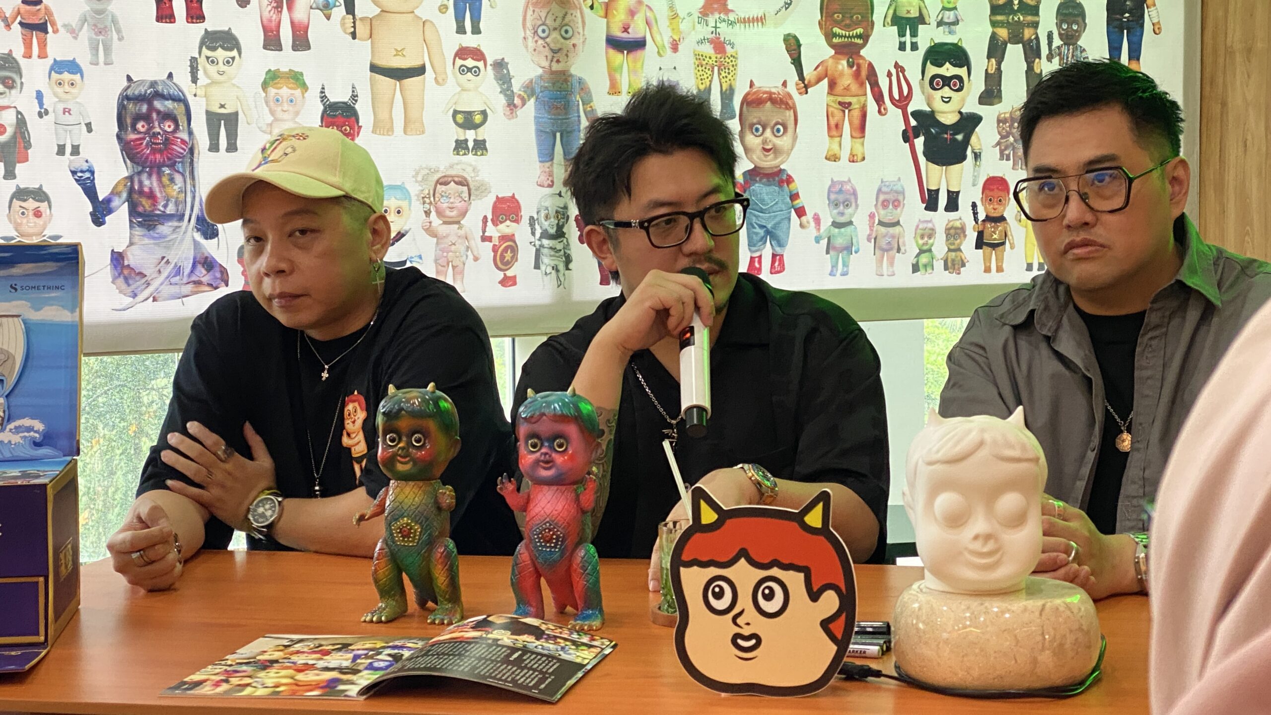 Black Pearl by Josh Wang hadirkan pameran seni sofubi FOR PEACE di Jakarta menampilkan karya eksklusif yang sarat makna perdamaian dan kolaborasi lintas budaya.