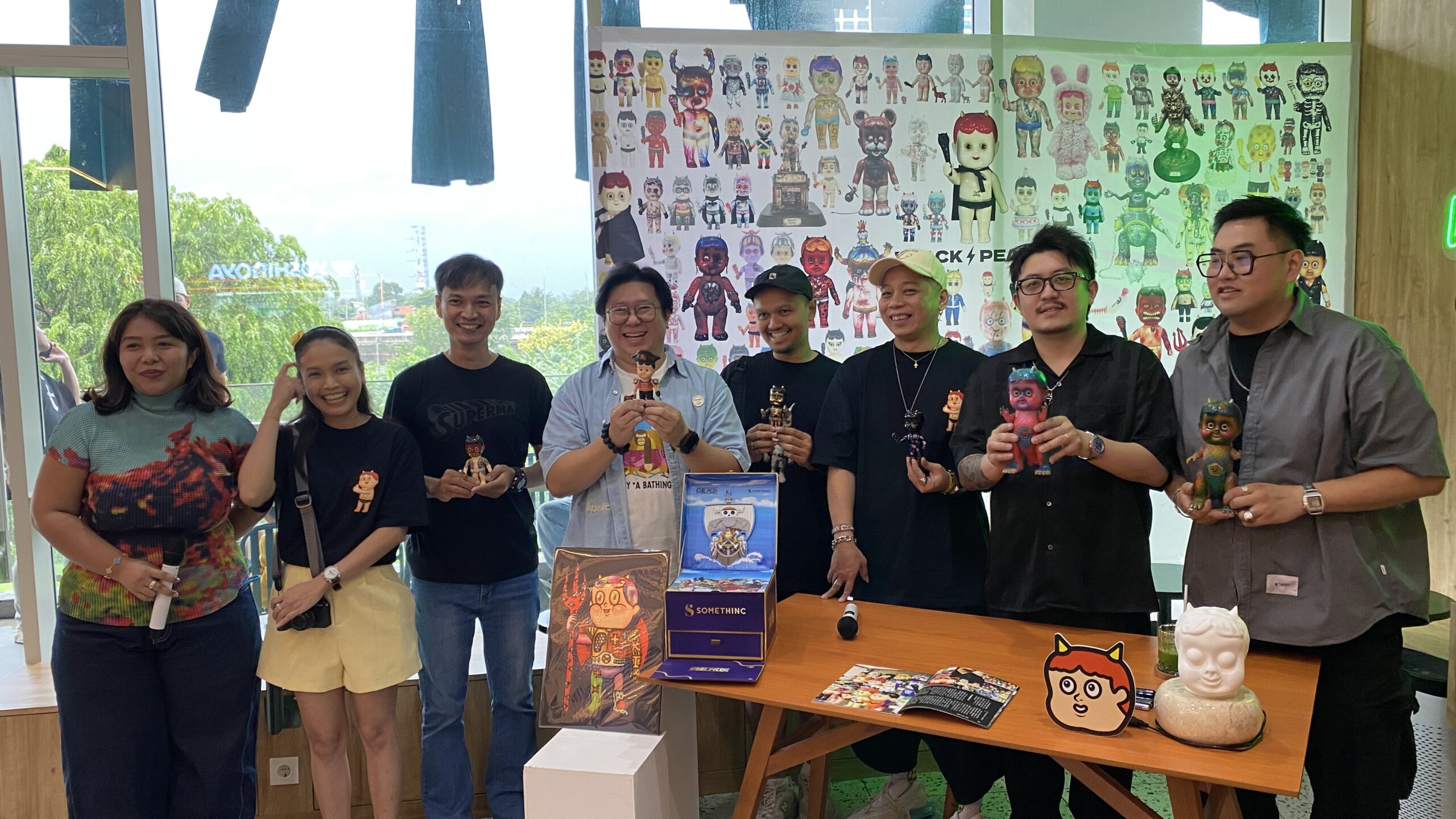 Black Pearl by Josh Wang hadirkan pameran seni sofubi FOR PEACE di Jakarta menampilkan karya eksklusif yang sarat makna perdamaian dan kolaborasi lintas budaya.