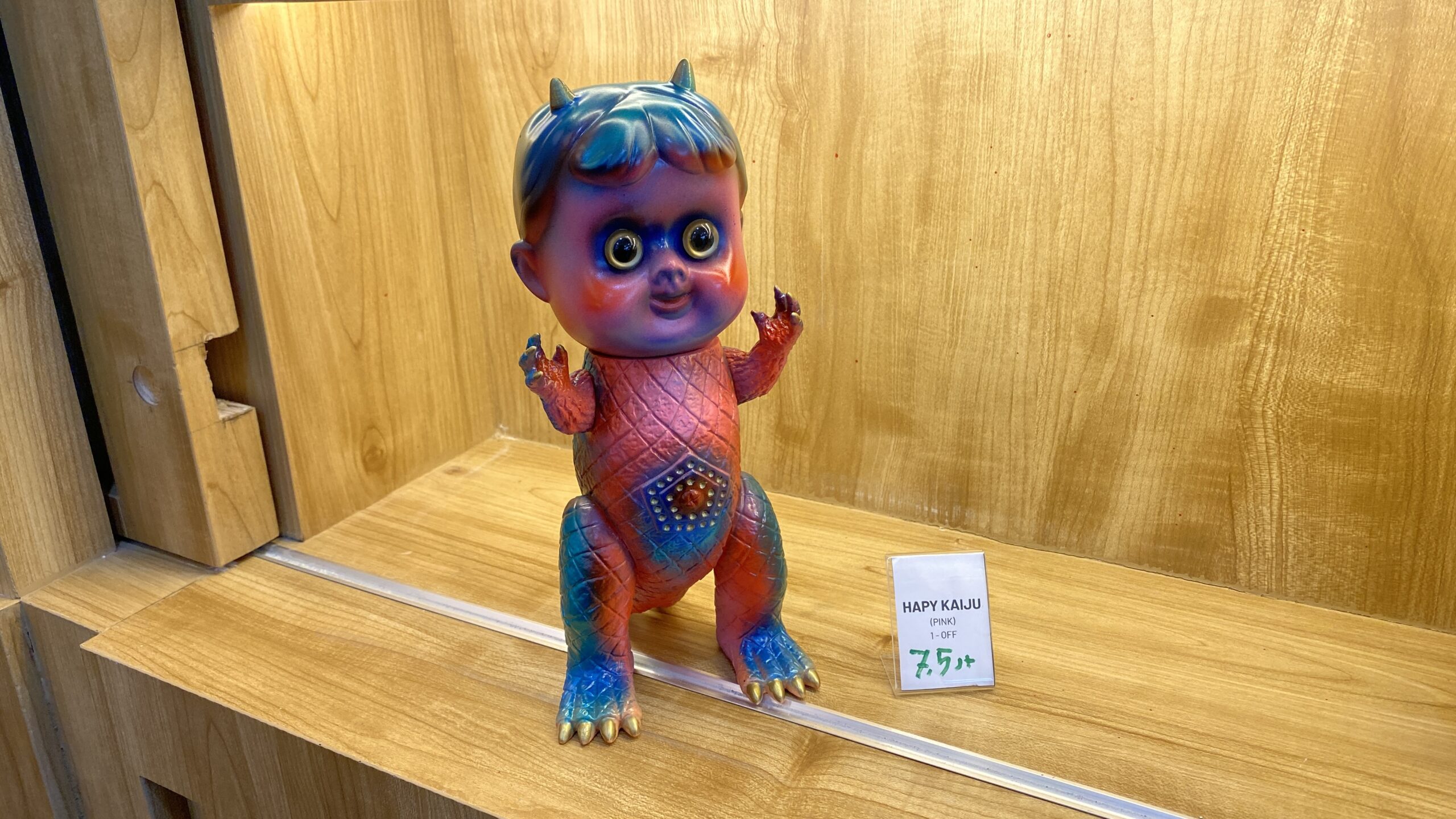 Black Pearl by Josh Wang hadirkan pameran seni sofubi FOR PEACE di Jakarta menampilkan karya eksklusif yang sarat makna perdamaian dan kolaborasi lintas budaya.