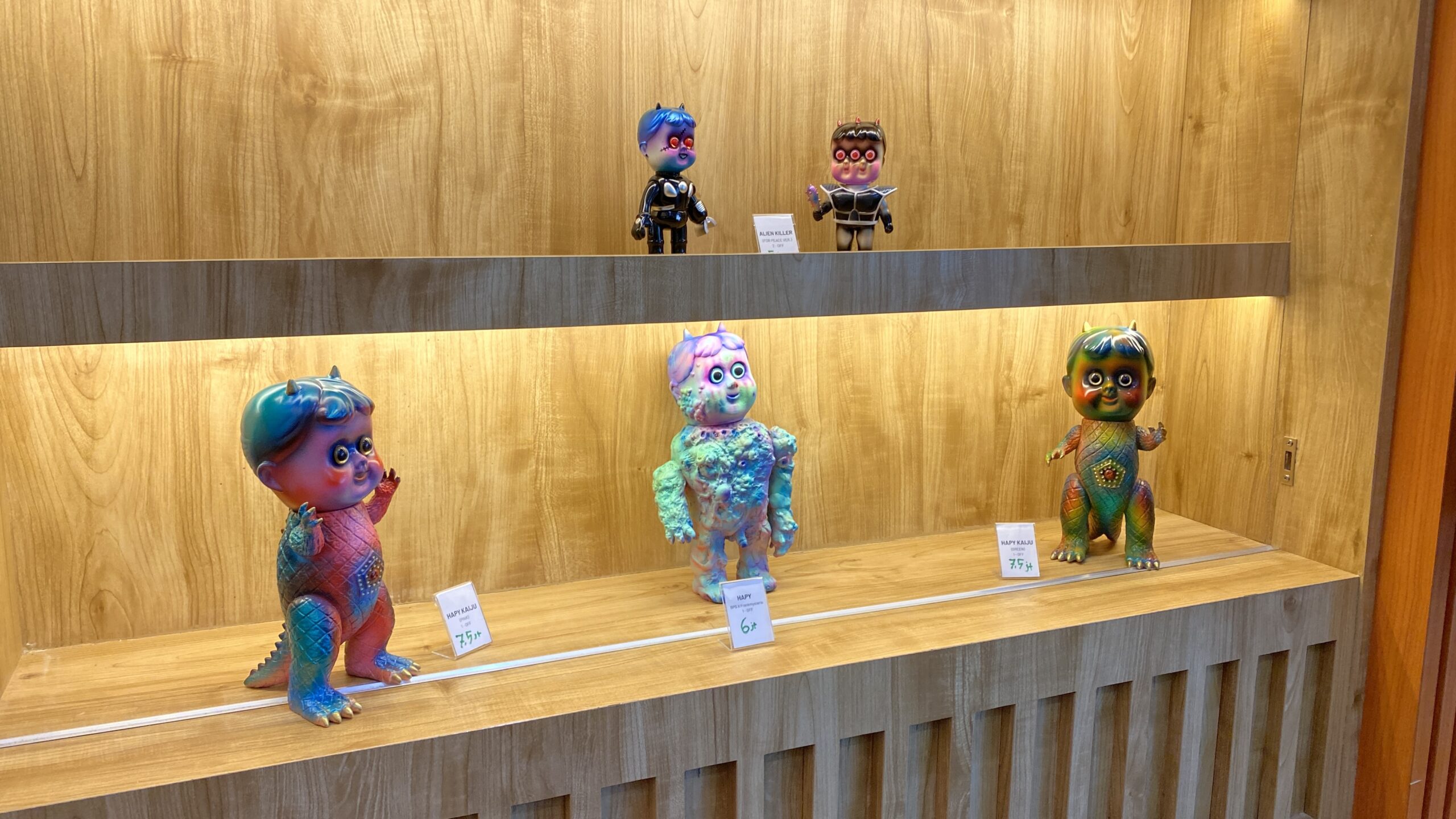 Black Pearl by Josh Wang hadirkan pameran seni sofubi FOR PEACE di Jakarta menampilkan karya eksklusif yang sarat makna perdamaian dan kolaborasi lintas budaya.