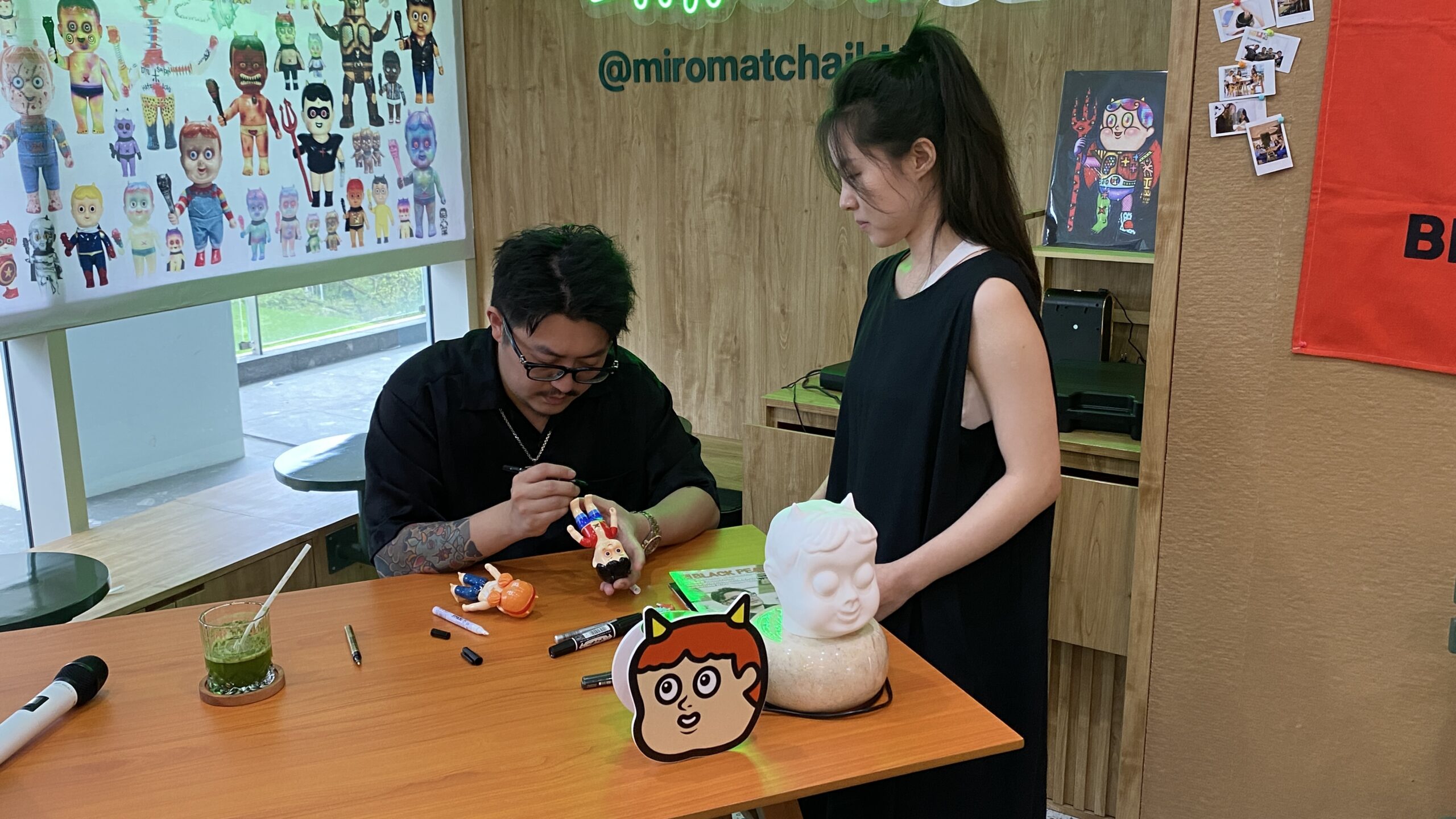 Black Pearl by Josh Wang hadirkan pameran seni sofubi FOR PEACE di Jakarta menampilkan karya eksklusif yang sarat makna perdamaian dan kolaborasi lintas budaya.