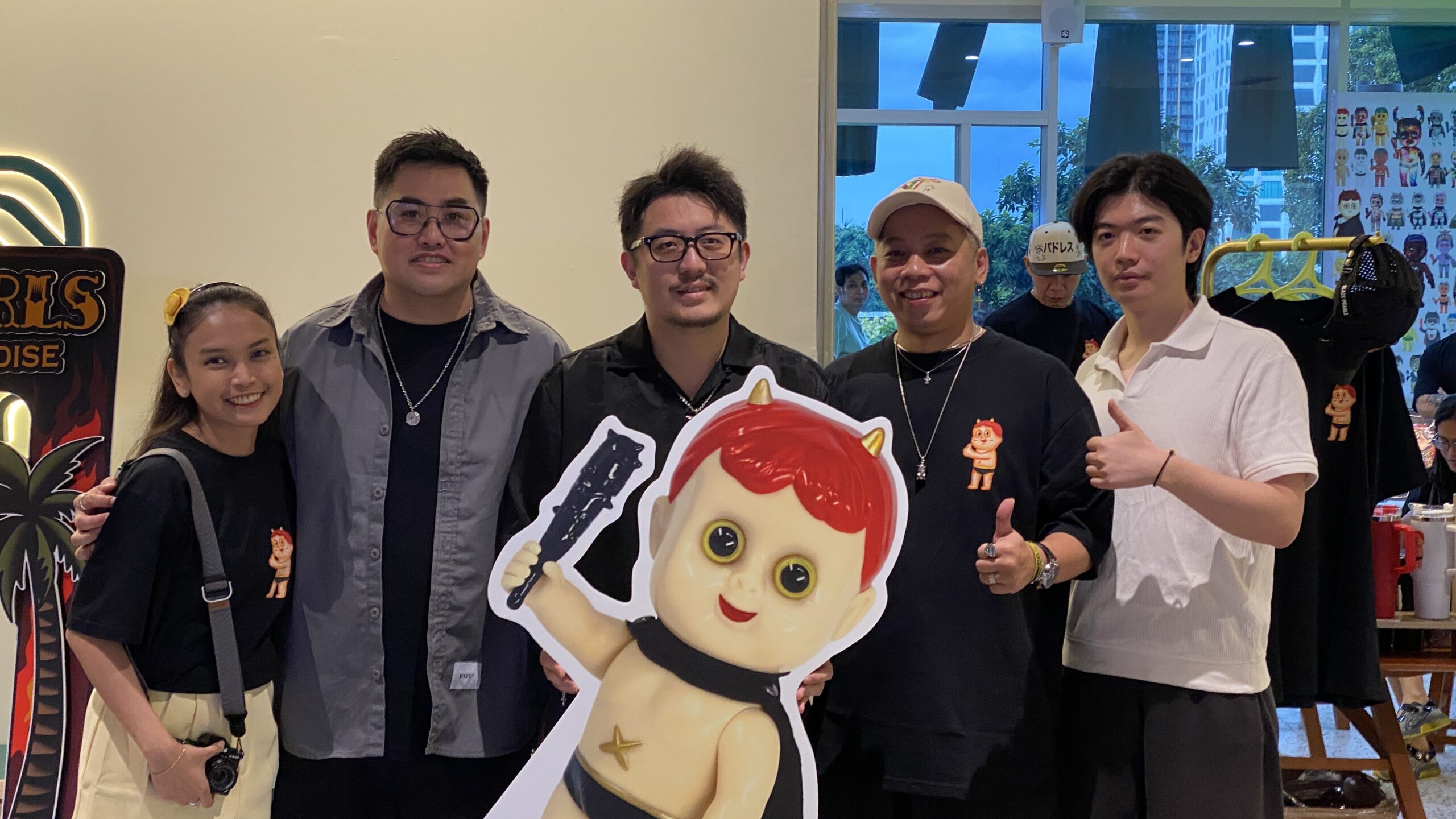 Black Pearl by Josh Wang hadirkan pameran seni sofubi FOR PEACE di Jakarta menampilkan karya eksklusif yang sarat makna perdamaian dan kolaborasi lintas budaya.