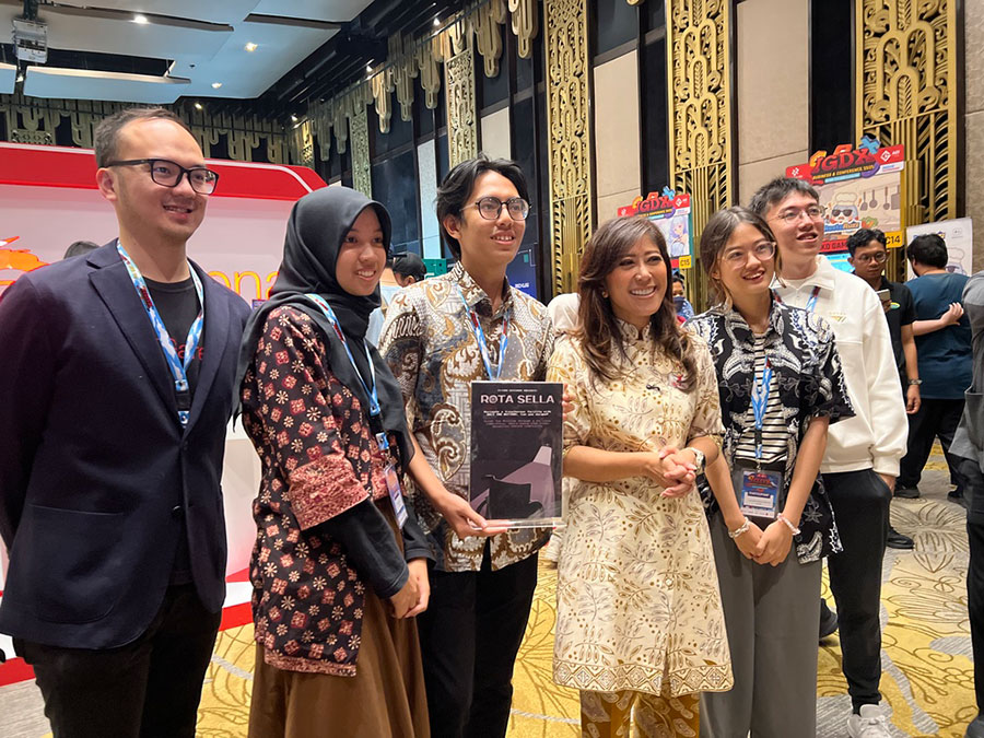 Garena Indonesia tampil di IGDX 2025 dengan game Rotasella karya mahasiswa ITB, mendapat apresiasi langsung dari Menteri Komunikasi dan Digital, Meutya Hafid.