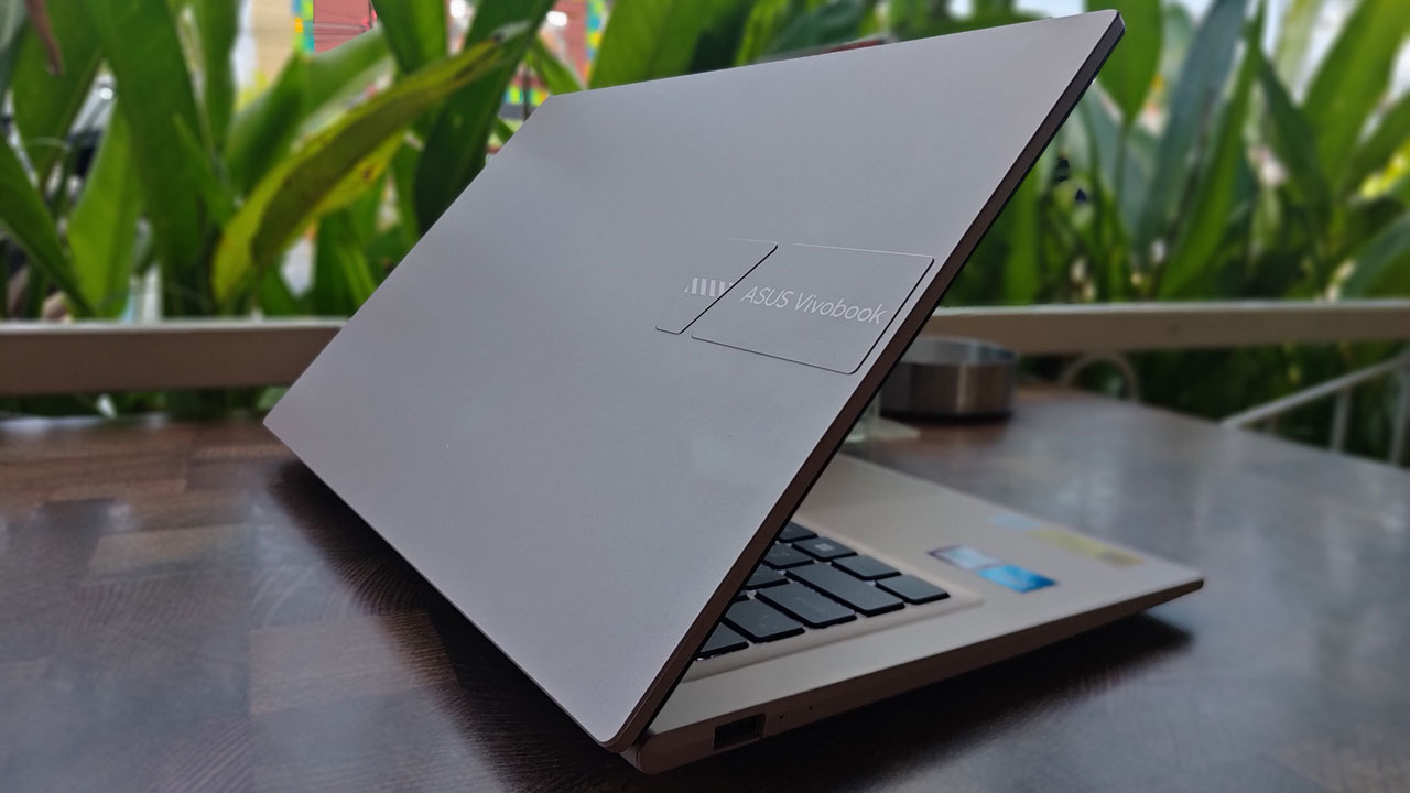 ASUS Vivobook 14 A1404VAP hadir dengan desain tipis, performa tangguh Intel Core 5, dan fitur lengkap untuk mendukung produktivitas dan gaya hidup modern.
