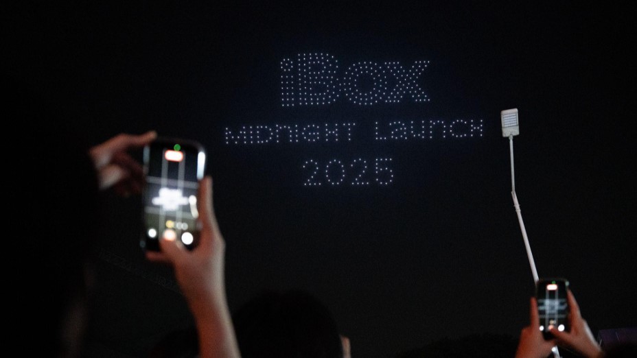 Ratusan pelanggan antusias sambut iPhone 17 Series di Midnight Launch iBox Senayan City. Acara meriah dengan hiburan dan hadiah eksklusif!
