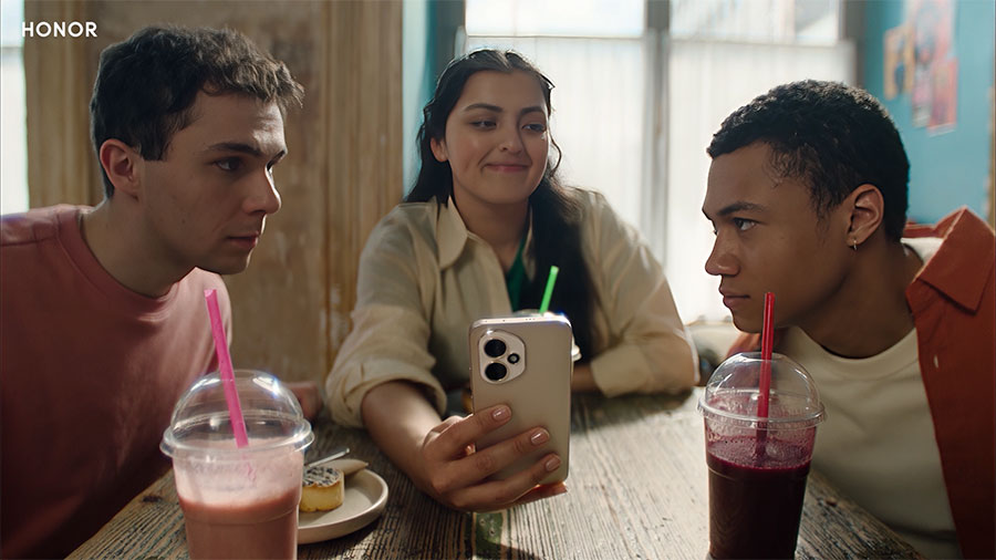 HONOR 400 hadir dengan kamera 200MP, AI Imaging, dan fitur cerdas yang menjadikannya partner ideal untuk mengabadikan momen liburan akhir tahun.