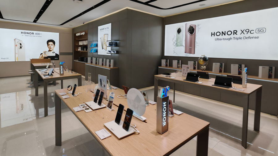 HONOR membuka Experience Store baru di Emporium Pluit dengan promo grand opening, layanan lengkap, dan rencana ekspansi ke Surabaya dan kota lainnya.