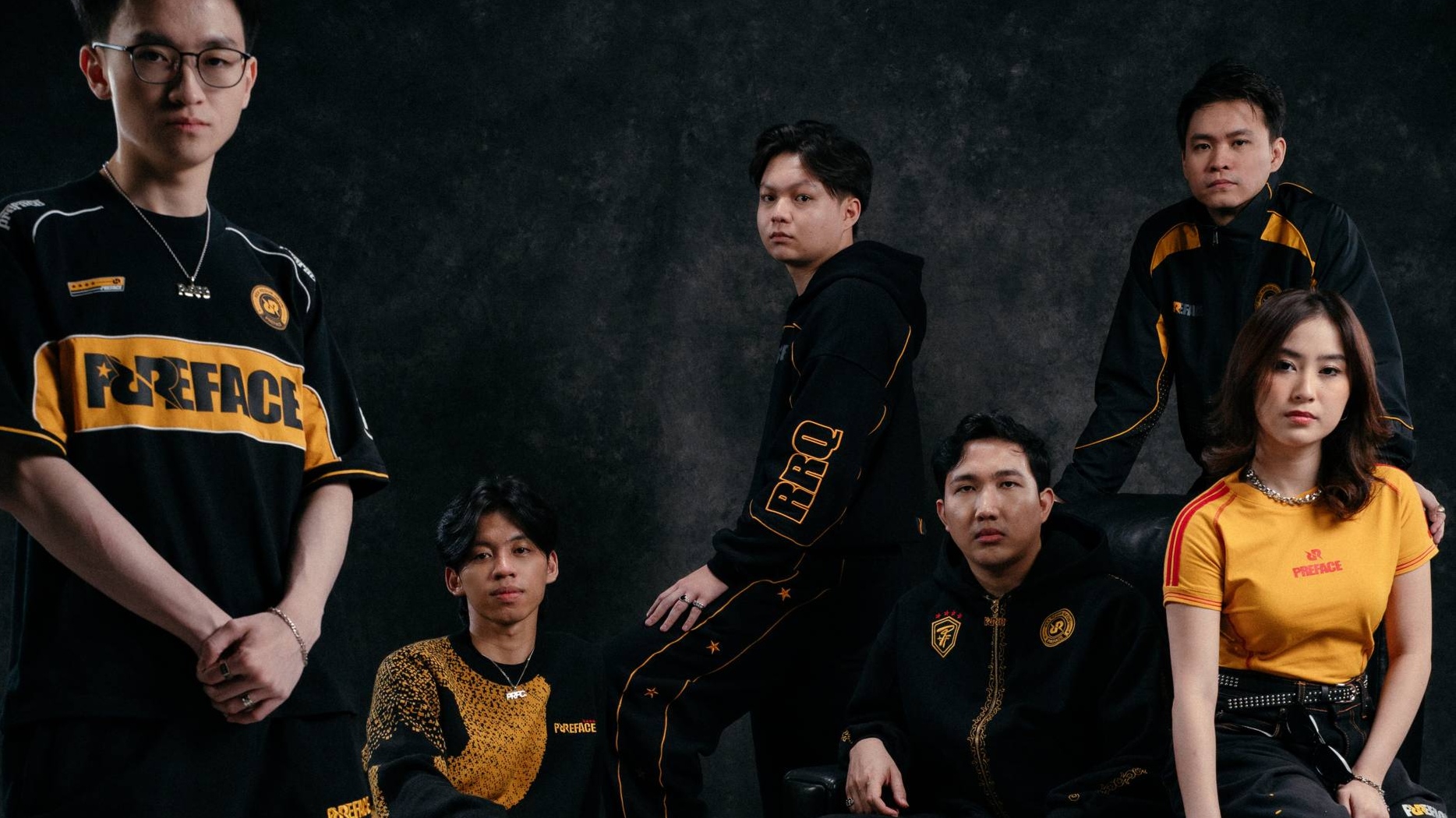 Kolaborasi RRQ dan PREFACE “Revive the King” membawa semangat juang esports ke dunia fashion streetwear modern.