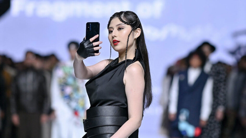 Infinix tampil di Jakarta Fashion Week 2026 dengan “Fragment of Anomaly”, memadukan seni, teknologi, dan ekspresi fashion generasi muda.