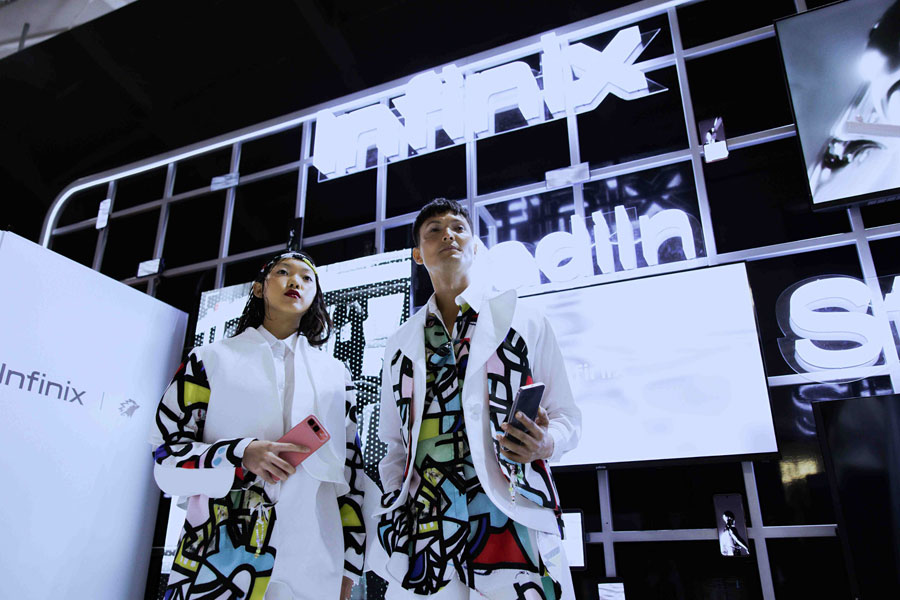 Infinix tampil di Jakarta Fashion Week 2026 dengan “Fragment of Anomaly”, memadukan seni, teknologi, dan ekspresi fashion generasi muda.