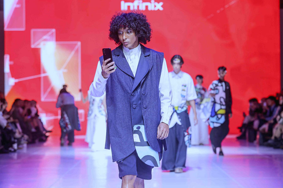 Infinix tampil di Jakarta Fashion Week 2026 dengan “Fragment of Anomaly”, memadukan seni, teknologi, dan ekspresi fashion generasi muda.