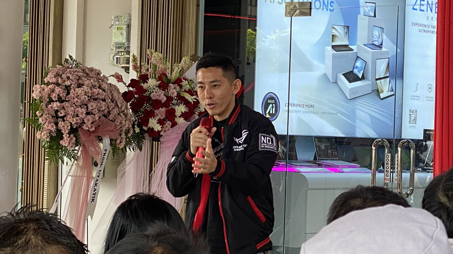 ASUS membuka ROG Exclusive Store di Summarecon Serpong dengan promo menarik, produk lengkap, dan turnamen komunitas berhadiah jutaan rupiah.