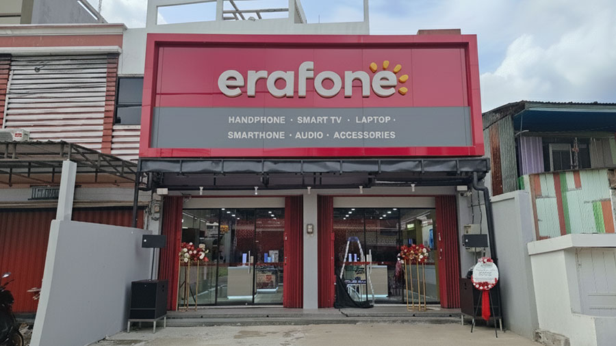 Erajaya Digital resmikan 9 toko baru Erafone di berbagai kota, termasuk cabang pertama di Majene. Hadirkan akses mudah ke gadget resmi dan promo menarik.