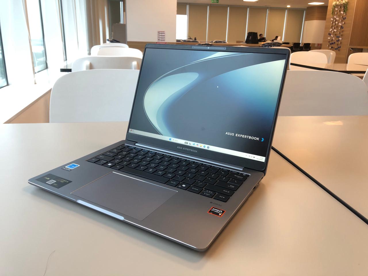 ASUS meluncurkan ExpertBook PM3 PM3406CKA, laptop ultra-tipis dengan prosesor AMD Ryzen™ AI, layar 14” 2.5K, dan fitur AI untuk produktivitas bisnis optimal.