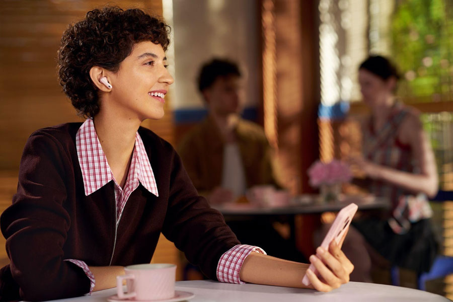 HUAWEI FreeBuds 7i hadir di Indonesia dengan teknologi ANC 55dB, audio 3D immersive, dan kompatibilitas universal. TWS stylish dan nyaman seharga Rp899 ribu.