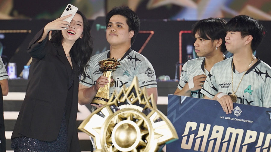 Grand Final MLBB M7 World Championship berakhir 25 Jan 2026 di Jakarta. realme hadir lewat trofi FMVP, pop-up booth, dan realme 15 Pro 5G.