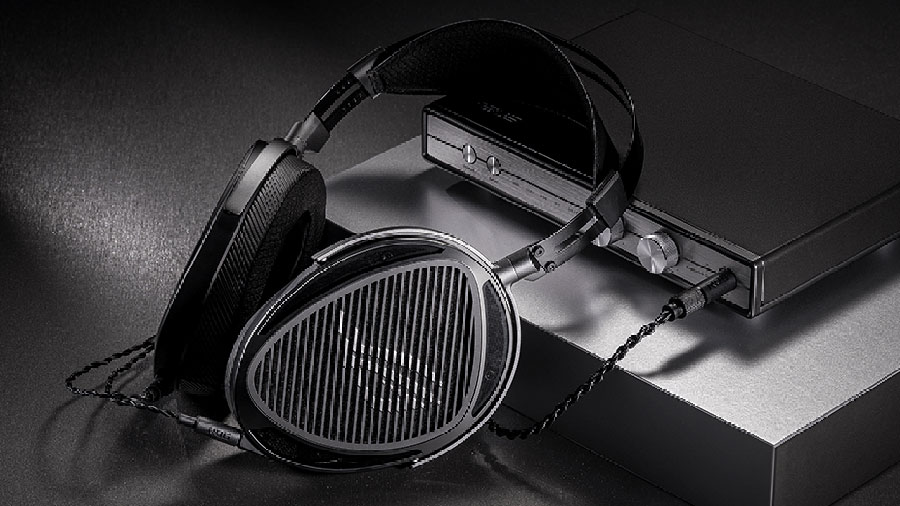 ROG Kithara hadir sebagai headset gaming planar magnetic hi-fi hasil kolaborasi ROG x HIFIMAN: driver 100mm, open-back, mic MEMS, konektor lengkap.