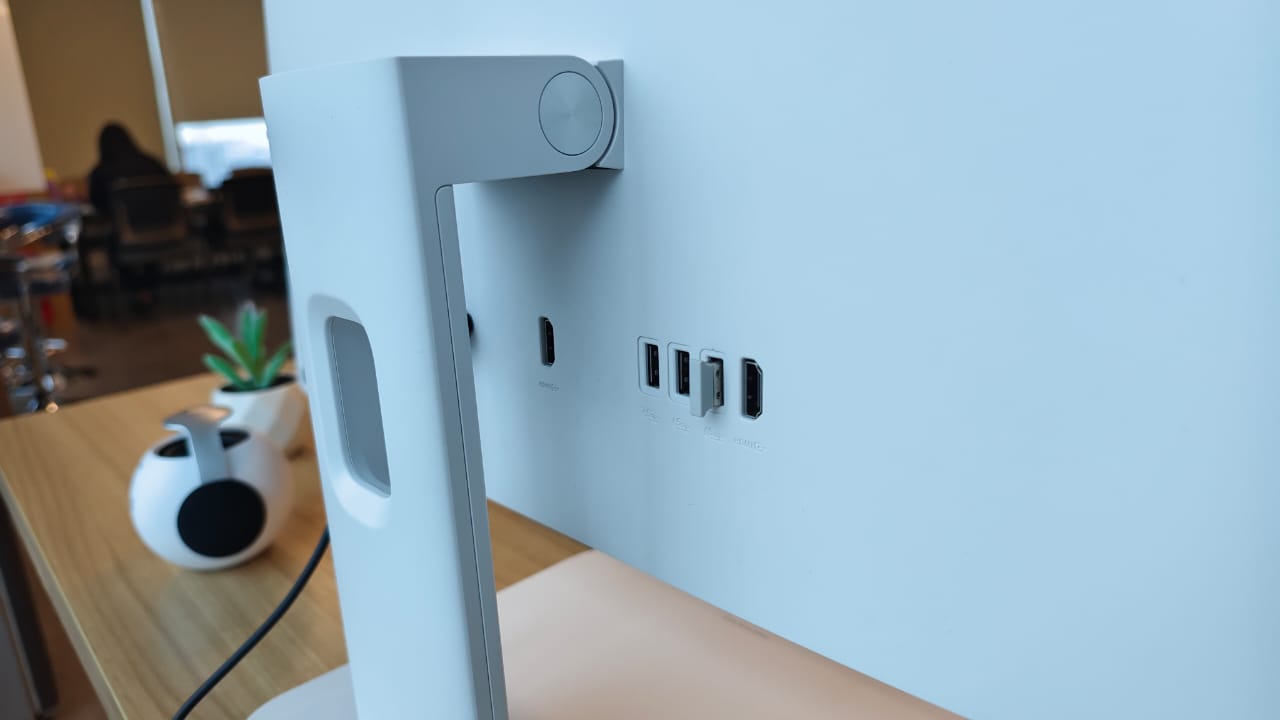 ASUS AiO V440VA hadir dengan Intel Core i7, RAM DDR5 16GB, SSD 1TB, layar IPS 100% sRGB, dan desain rapi tanpa kabel untuk kerja & hiburan.