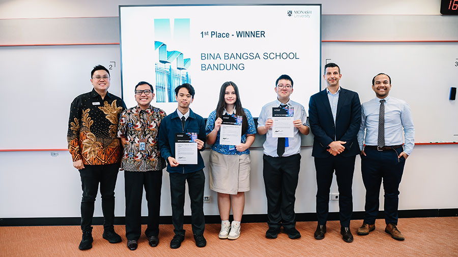 Tiga siswa SMA asal Bandung menjuarai Change It Challenge Monash University lewat inovasi pembersihan sungai dan edukasi lingkungan berkelanjutan.