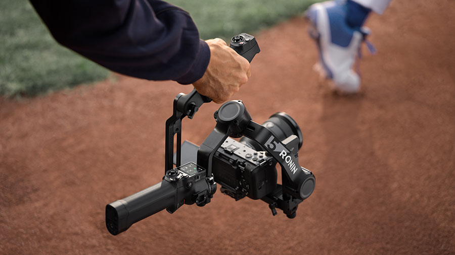 Erajaya Active Lifestyle resmi meluncurkan DJI RS 5 di Indonesia, gimbal generasi terbaru dengan stabilisasi tinggi dan workflow efisien.