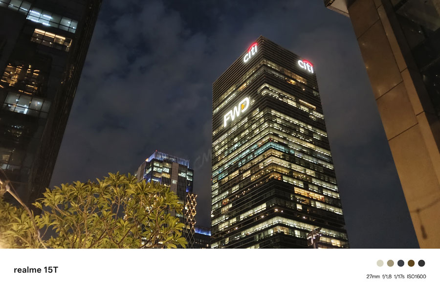 Review realme 15T 5G: layar AMOLED 4000 nits, baterai 7000mAh, fast charge 60W, kamera 50MP, fitur lengkap untuk harian.