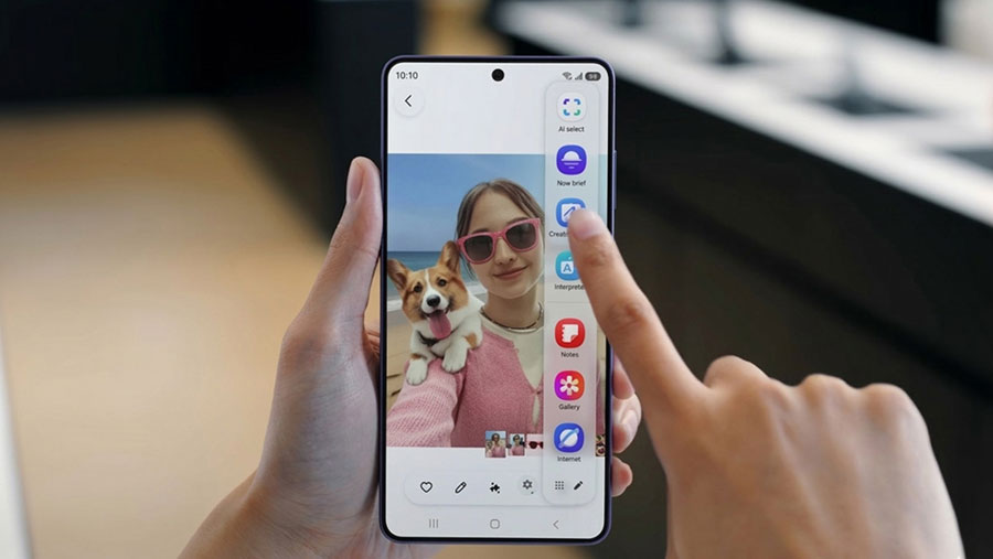 Creative Studio di Galaxy S26 Series membantu pengguna membuat kartu ucapan, stiker Lebaran, dan edit foto keluarga dengan dukungan Galaxy AI.