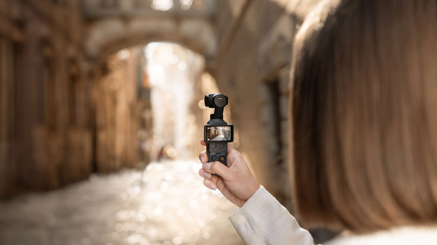 DJI Osmo Pocket 4 resmi hadir di Indonesia dengan sensor 1 inci, video 4K/240fps, ActiveTrack 7.0, dan harga mulai Rp 8,1 juta.
