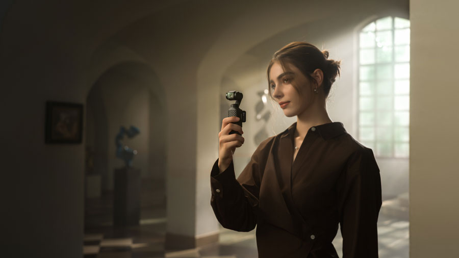 DJI Osmo Pocket 4 resmi hadir di Indonesia dengan sensor 1 inci, video 4K/240fps, ActiveTrack 7.0, dan harga mulai Rp 8,1 juta.