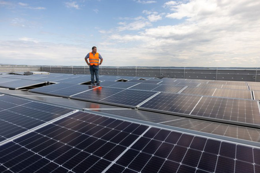 Apple mencatat 30% material daur ulang di produk 2025, 100% cobalt daur ulang di baterai, serta kemasan berbasis serat tanpa plastik.