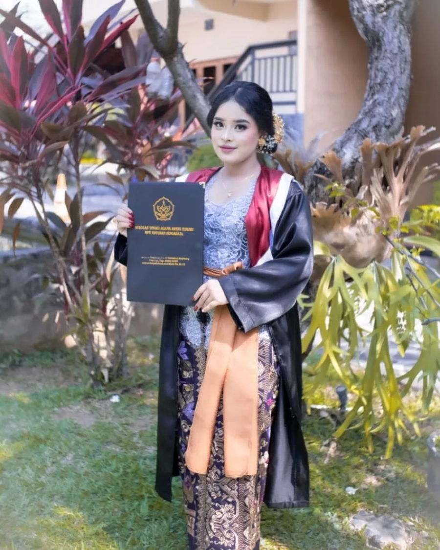 Guru Bahasa Bali viral di TikTok setelah membagikan cara unik memberi nilai siswa dengan gambar sederhana dan catatan penyemangat.